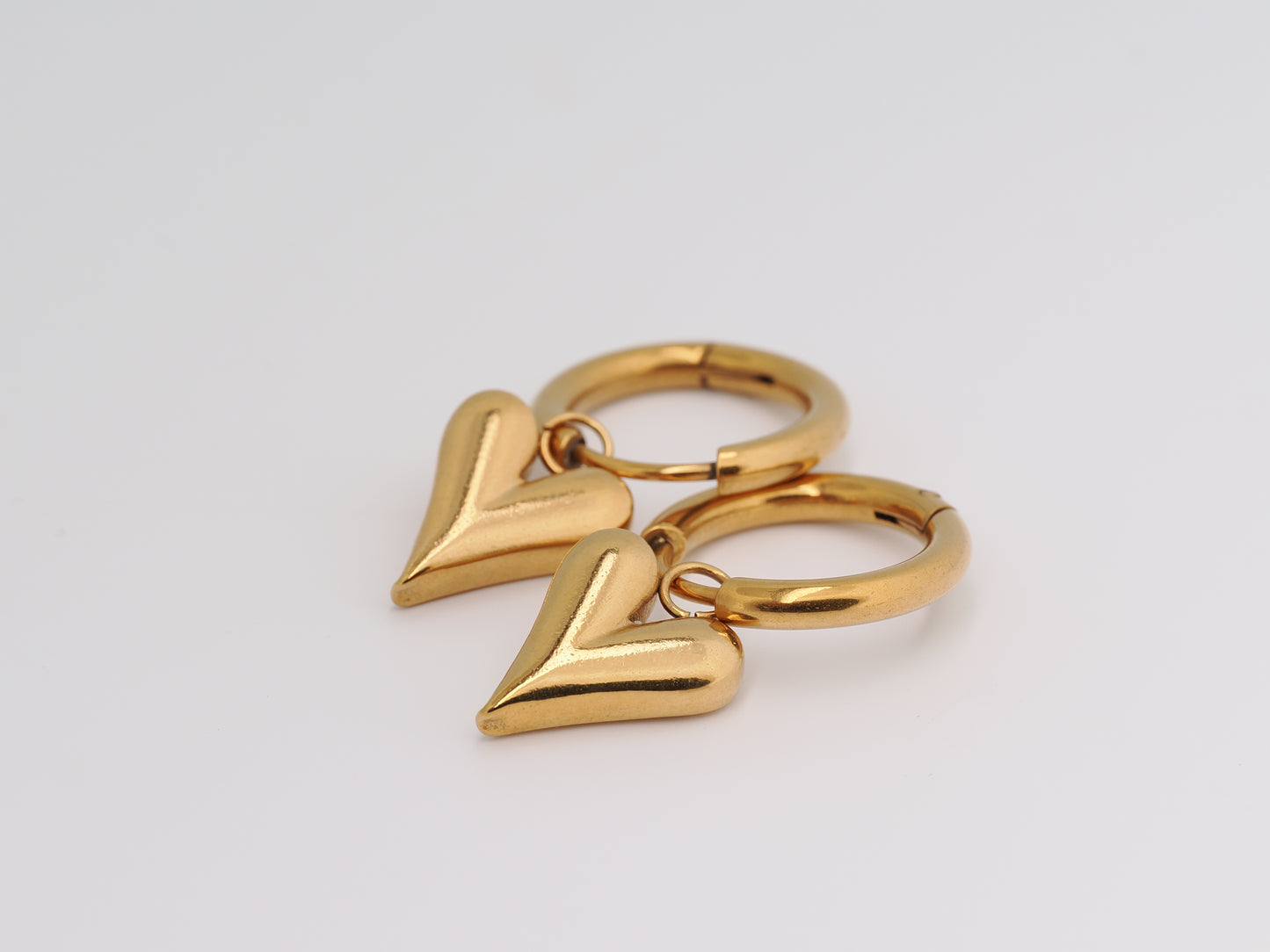 Gold heart-shaped keychain with a letter 'Z' on a light gray background