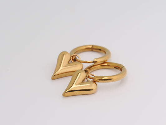 Gold heart-shaped keychain with a letter 'Z' on a light gray background